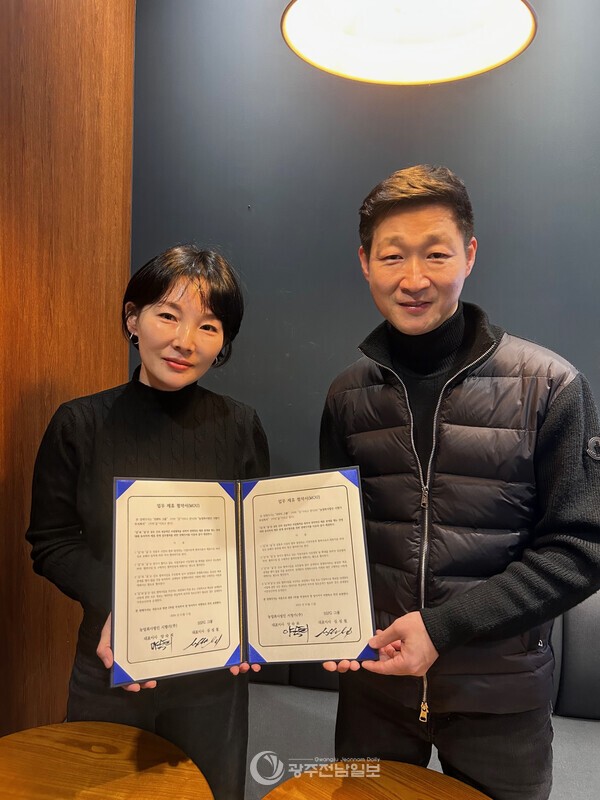 ▲삼기면 농업회사법인 (주)시향가 양숙희 대표(좌)와 심성철 셰프(우)가 업무협약을 체결하고, 기념촬영을 했다./곡성군 제공