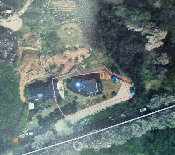 ▲지적도상(빨간줄)에 나와 있는 주민 B씨의 주택 부지에 (왼쪽)주택이 사이비기자 A씨가 B씨의 땅 28평 가량을 무단 점유해 주택을 건축했다./광주전남일보 DB 