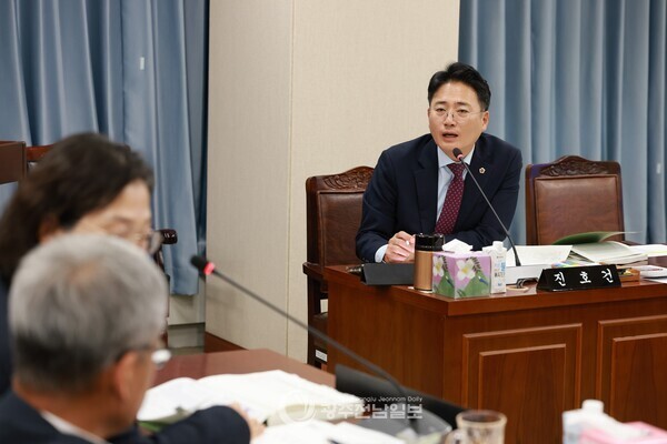 ▲진호건 전남도의원이 농업기술원 김행란 원장에게 질의하고 있다./전남도의회 제공