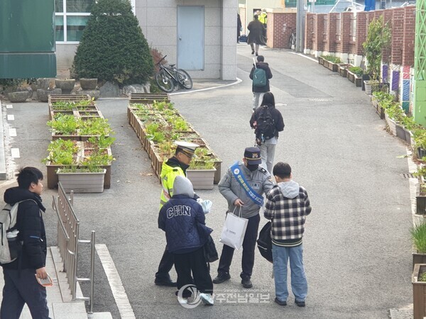▲곡성경찰서는 20일 곡성 중앙초등학교 앞에서 어린이 교통사고 예방을 위한‘아이 먼저, 어린이 교통안전 캠페인’을 실시했다./곡성경찰서 제공