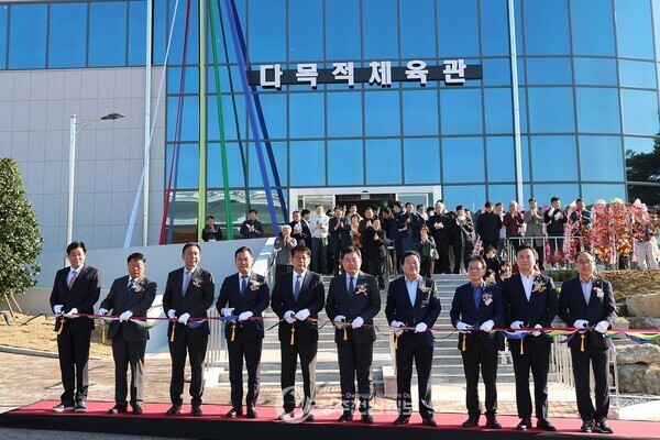 ▲지난 22일 무안종합스포츠파크 다목적체육관 준공식에서 김산 군수를 비롯한 내외빈들이 테이프 커팅식을 하고 있다./무안군 제공