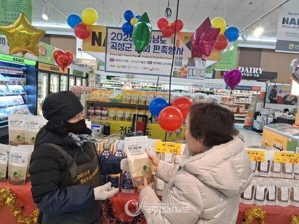 ▲미국 포트리에 소재한 한남체인 뉴저지점에서 곡성군 농산물 판촉행사가 진행되고 있다./곡성군 제공