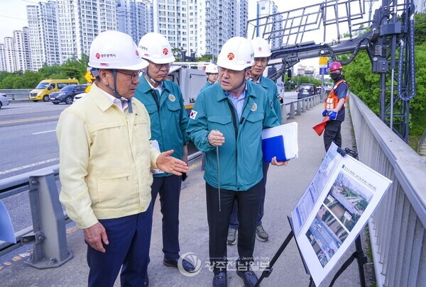 ▲강기정 광주광역시장이 지난 5월20일 오후 광산구 하남대교를 찾아 광주시 민관합동점검반과 함께 ‘2025년 집중안전점검’을 실시하고 있다./광주광역시 제공