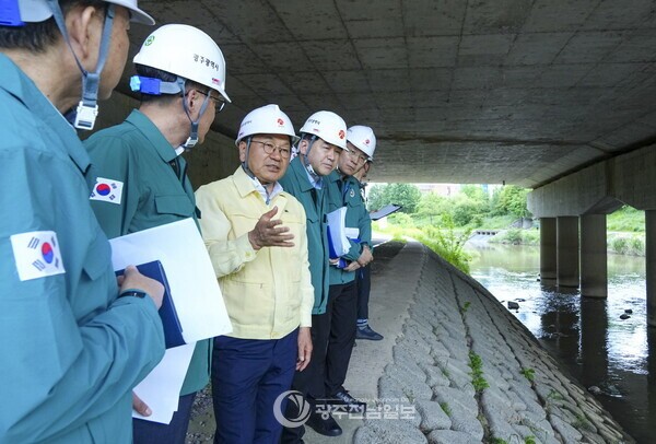 ▲강기정 광주광역시장이 지난 5월20일 오후 광산구 하남대교를 찾아 광주시 민관합동점검반과 함께 ‘2025년 집중안전점검’을 실시하고 있다./광주광역시 제공
