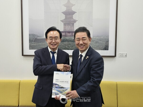 ▲윤병태 나주시장(왼쪽)이 지난 24일 김병기 더불어민주당 원내대표(오른쪽)와 면담을 갖고 2026년 국고 지원 사업 설명하고 지원을 요청했다./나주시 제공