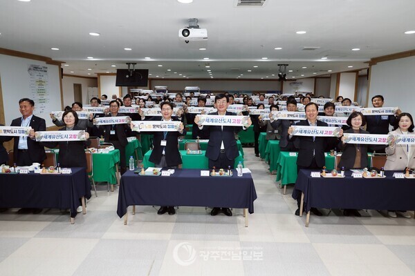 ▲김성 장흥군수와 심덕섭 고창군수, 고창군 국·실·과장 및 팀장 등 간부공무원 120여 명과 장흥군 실·과장 등 150여 명이 참석한 가운데 21일 자매결연 협약식을 개최하고 미래협력과 상생발전을 위한 새로운 동행을 선언했다./장흥군 제공