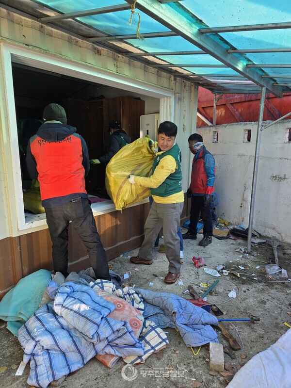 ▲전국민주연합노동조합 화순지부 조합원들과 환경미화원들이 생활폐기물을 수거하고 있다./화순군 제공