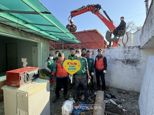 ▲주거환경개선에 참여한 전국민주연합노동조합 화순지부 조합원들./화순군 제공