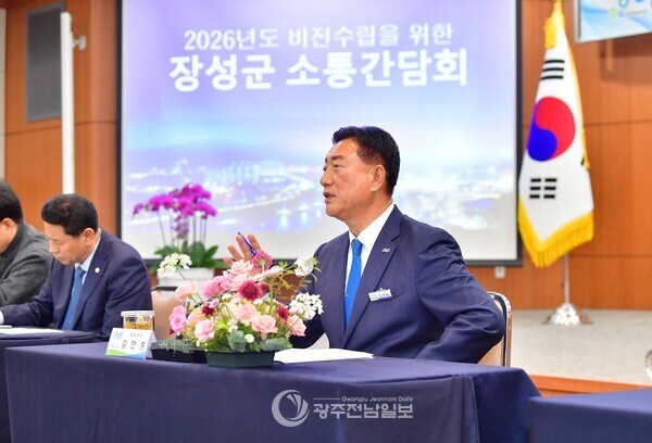 ▲김한종 장성군수가 지난 24일 열린 소통간담회에서 내년도 주요 군정에 대해 설명하고 있다./장성군 제공