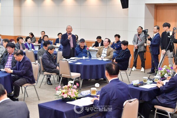 ▲서삼면 나병선 추암2리 이장이 소통간담회에서 질문을 하고 있다,/장성군 제공