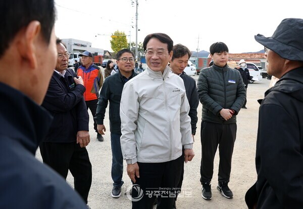 ▲강진원 강진군수가 지난 11일 수매현장을 방문해 격려하고 있다. /강진군 제공