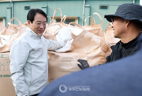 ▲강진원 강진군수가 지난 11일 수매현장을 방문해 격려하고 있다. /강진군 제공