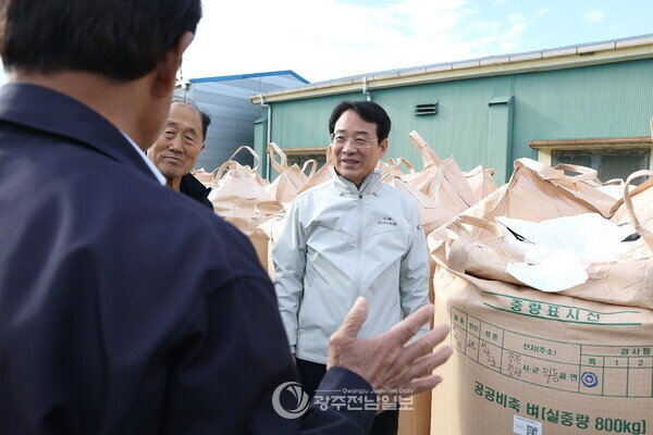 ▲강진원 강진군수가 지난 11일 수매현장을 방문해 격려하고 있다. /강진군 제공